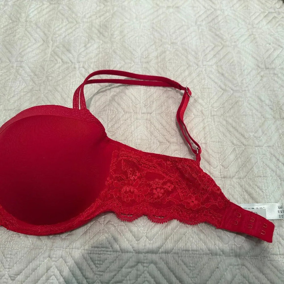 Red Bra with Lace  Detailing, Marie Jo, E32 - Picture 3 of 5